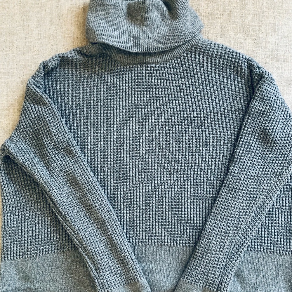VETTA Capsule Cropped Mockneck Sweater